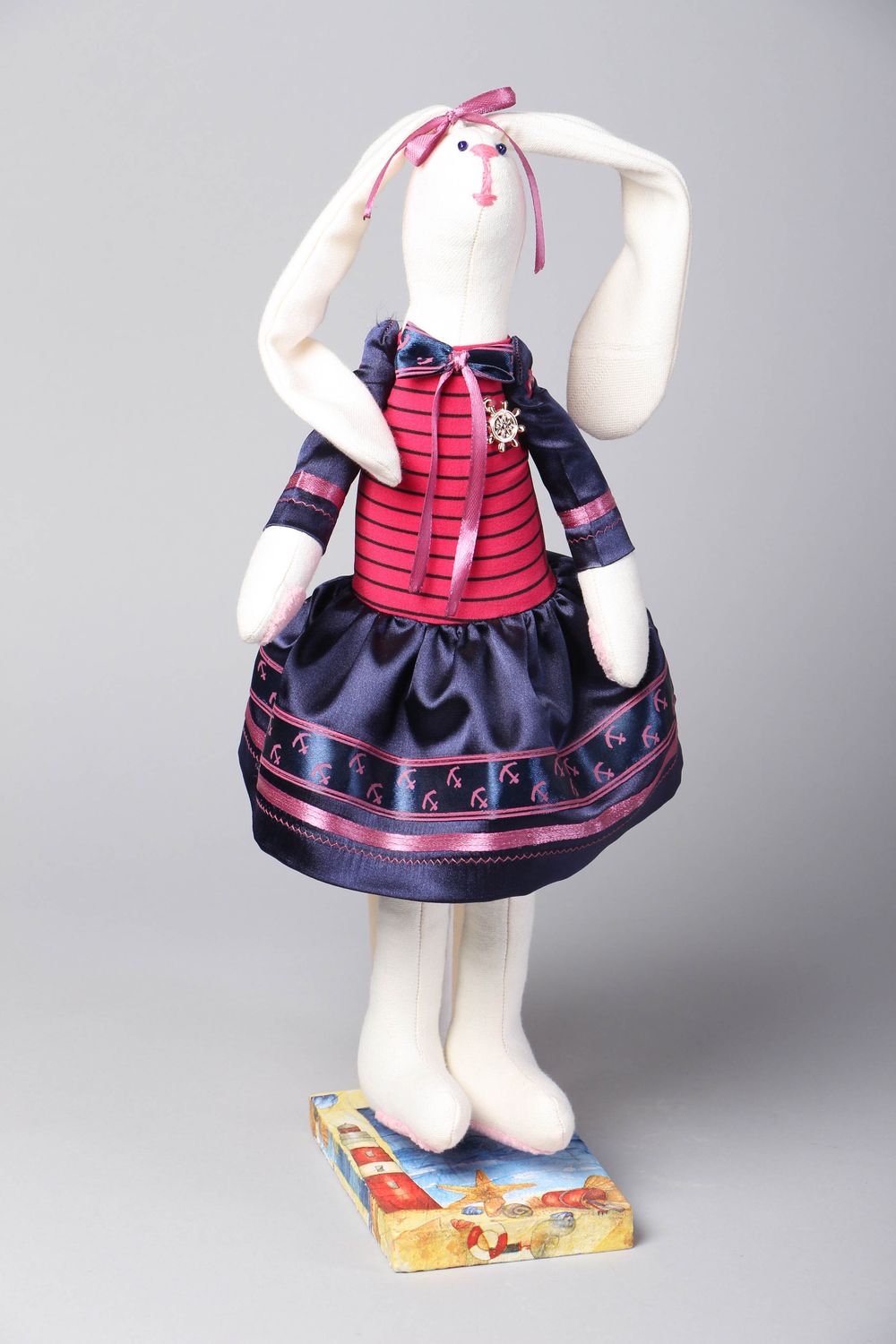 Мягкая кукла на подставке для декора интерьера Зайка в платье фото 1