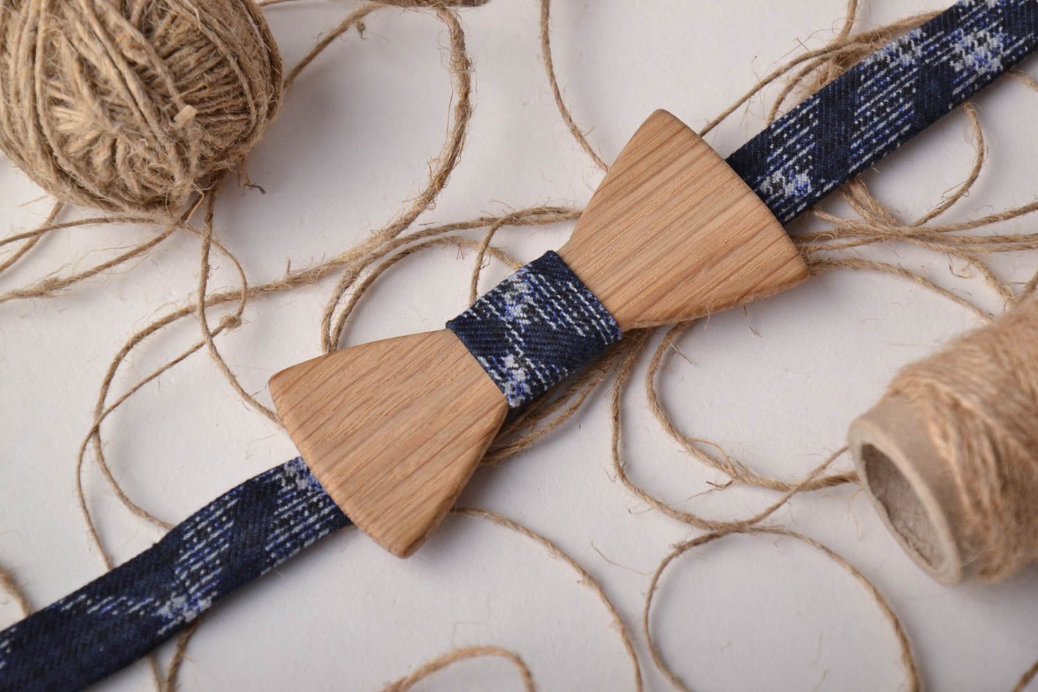 Stylish wooden bow tie photo 1