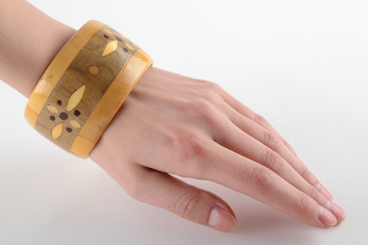 Handgemachtes Armband aus Holz Hell Breit Originell mit Öko Bedeckung Wunderbar foto 1