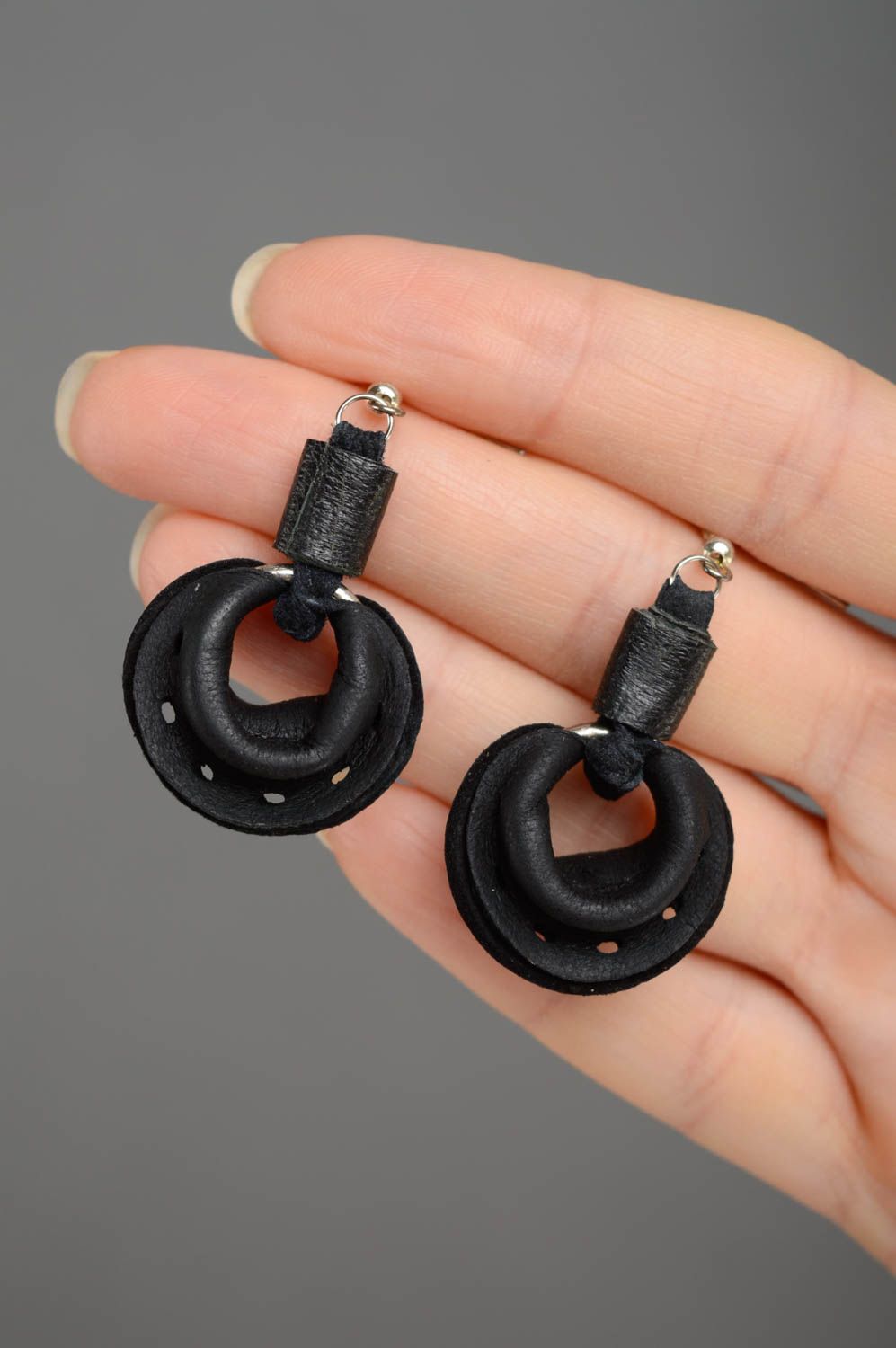 Black round leather earrings photo 3