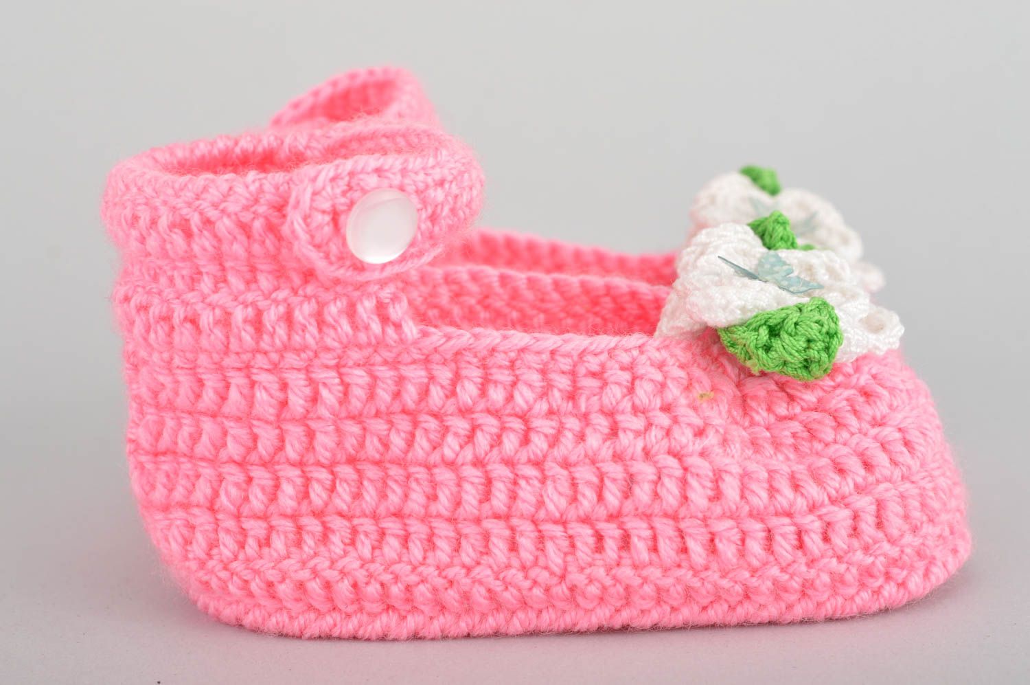 Schöne originelle rosafarbige gehäkelte Babyschuhe aus Baumwolle für Mädchen foto 3