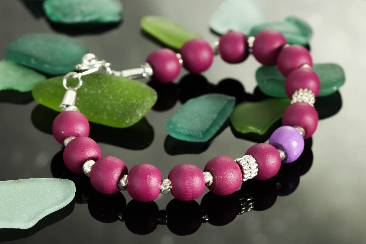 Bracelet tendance Bijou fait main violet en perles de bois Cadeau femme photo 2