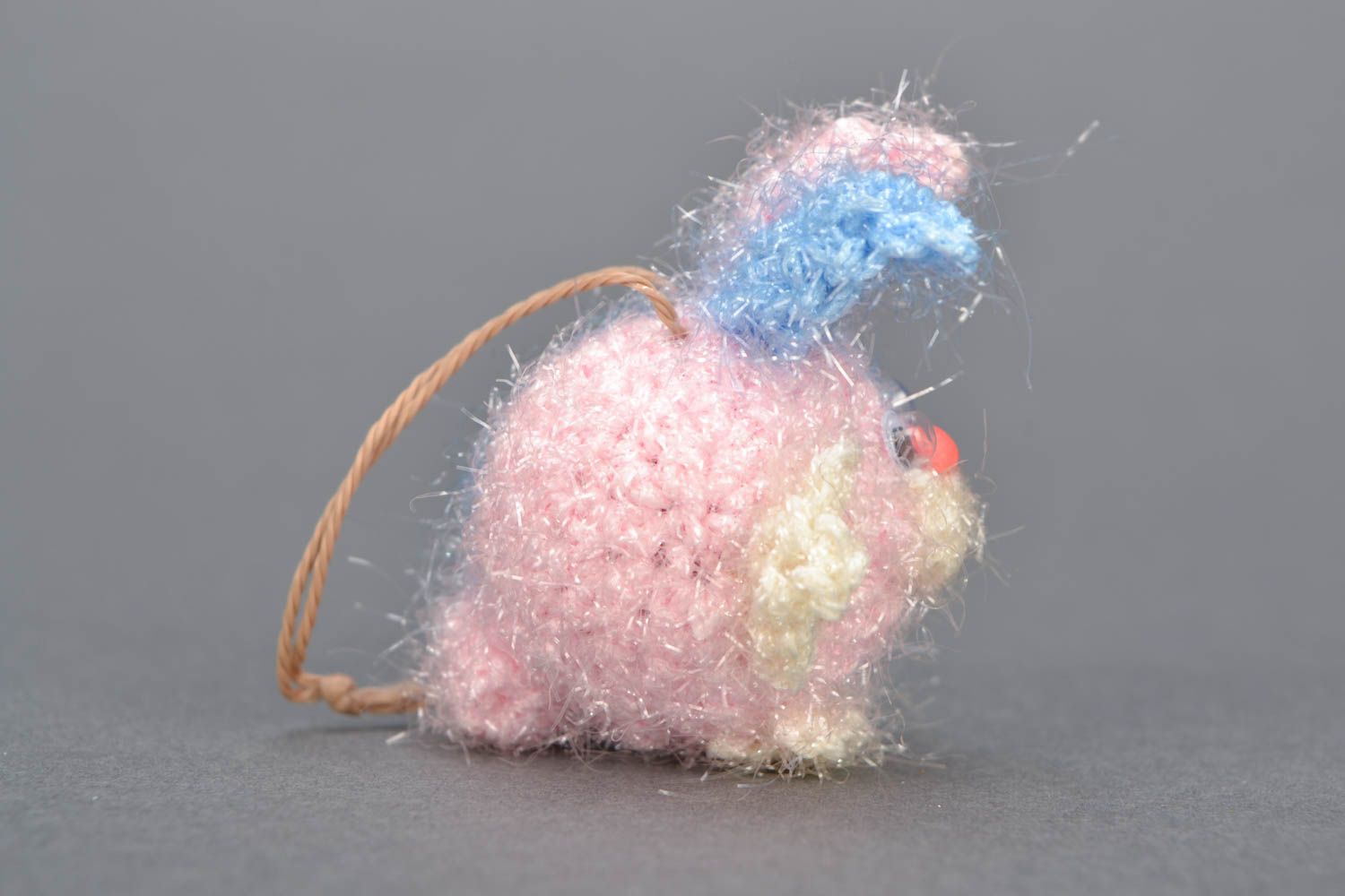 Porte-clés tricoté au crochet en forme de lièvre photo 3
