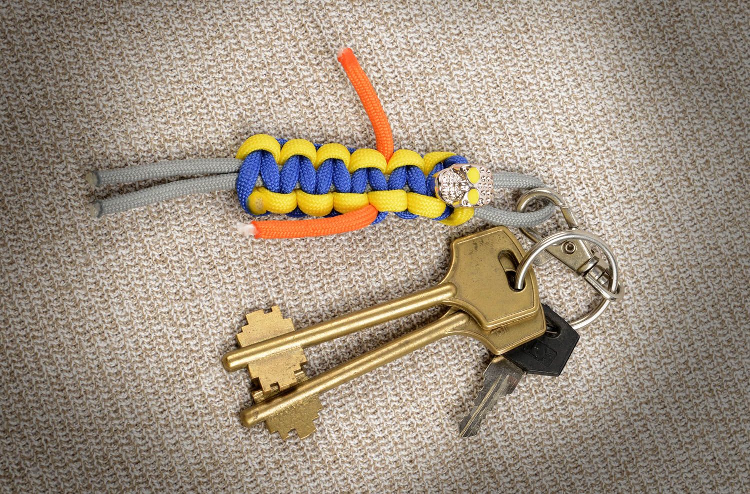 Porte-clés paracorde Accessoire design fait main jaune bleu Cadeau original photo 5