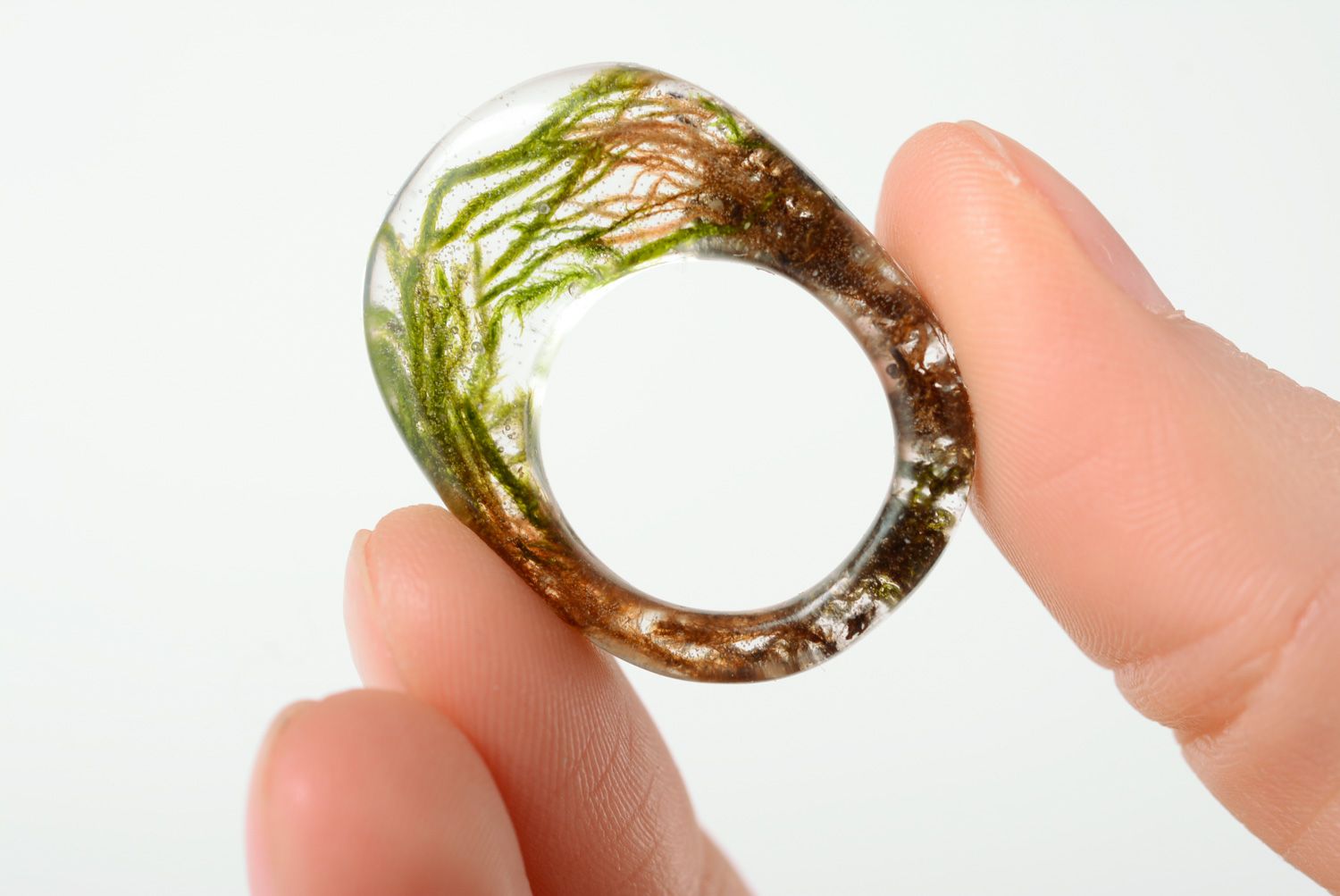 Schöner ungewöhnlicher handmade Ring aus Epoxidharz mit grünem Moos foto 4