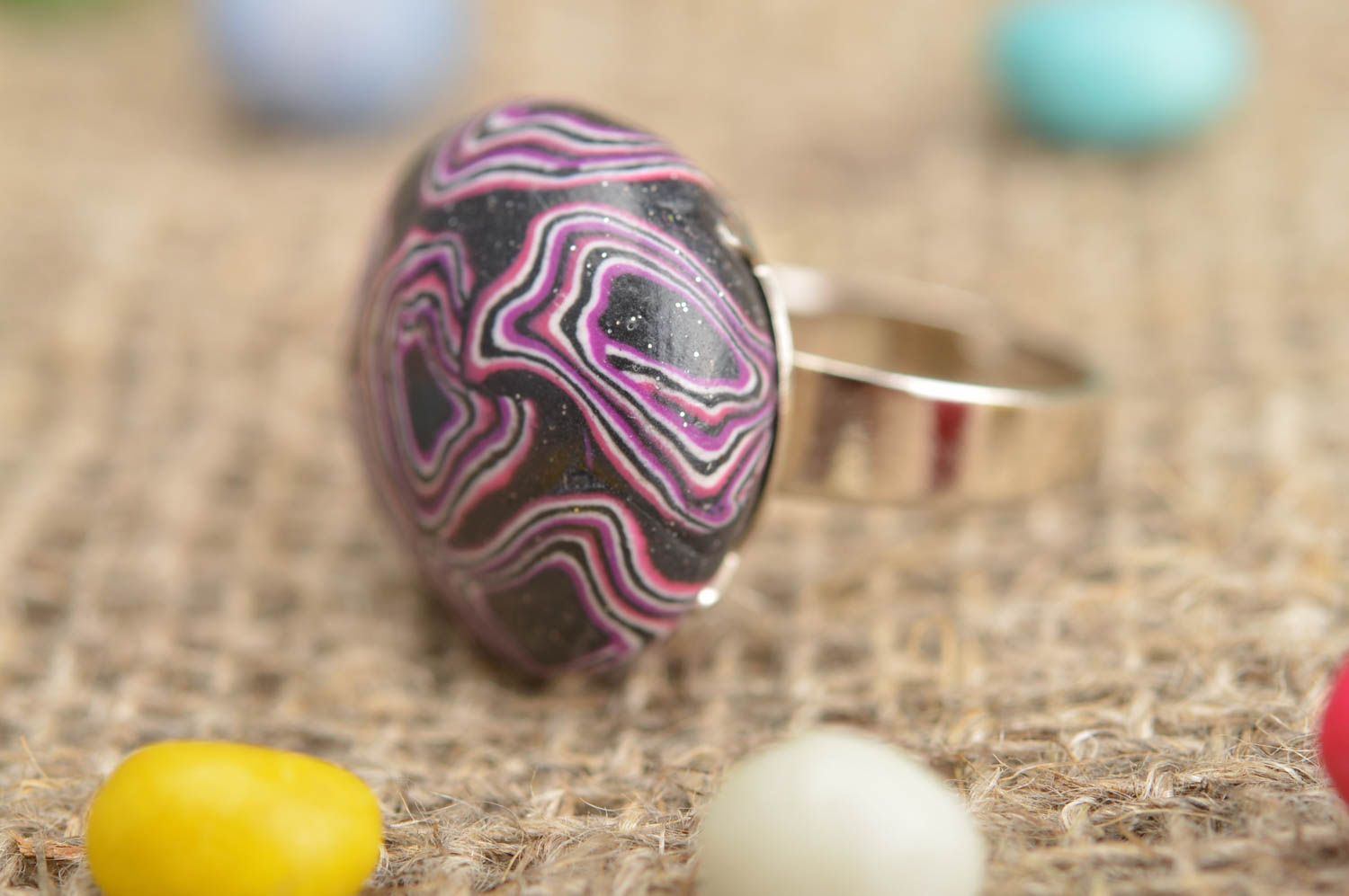 Кольцо из полимерной глины ручной работы круглое фиолетовое авторское разъемное фото 1