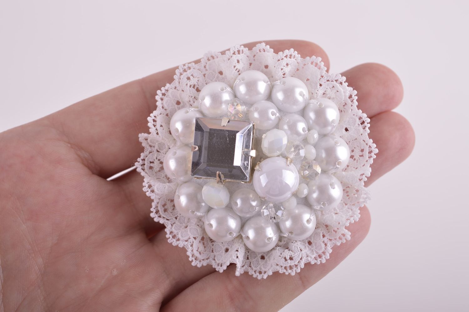 Broche blanche faite main Accessoire femme ronde perles fantaisie Cadeau femme photo 5