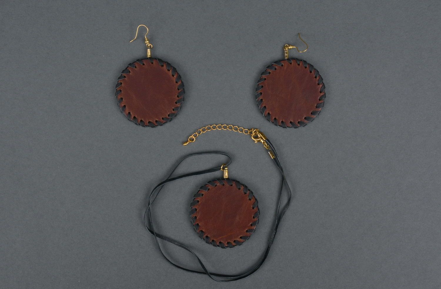 Set de bijoux en cuir boucles d'oreilles et pendentif  photo 3