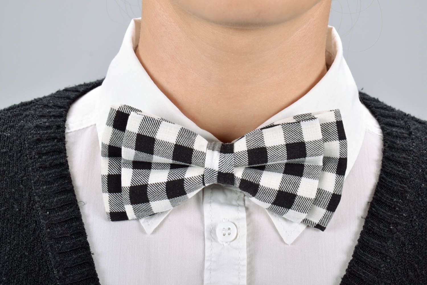 Gravata borboleta para traje em xadrez preto e branco foto 5