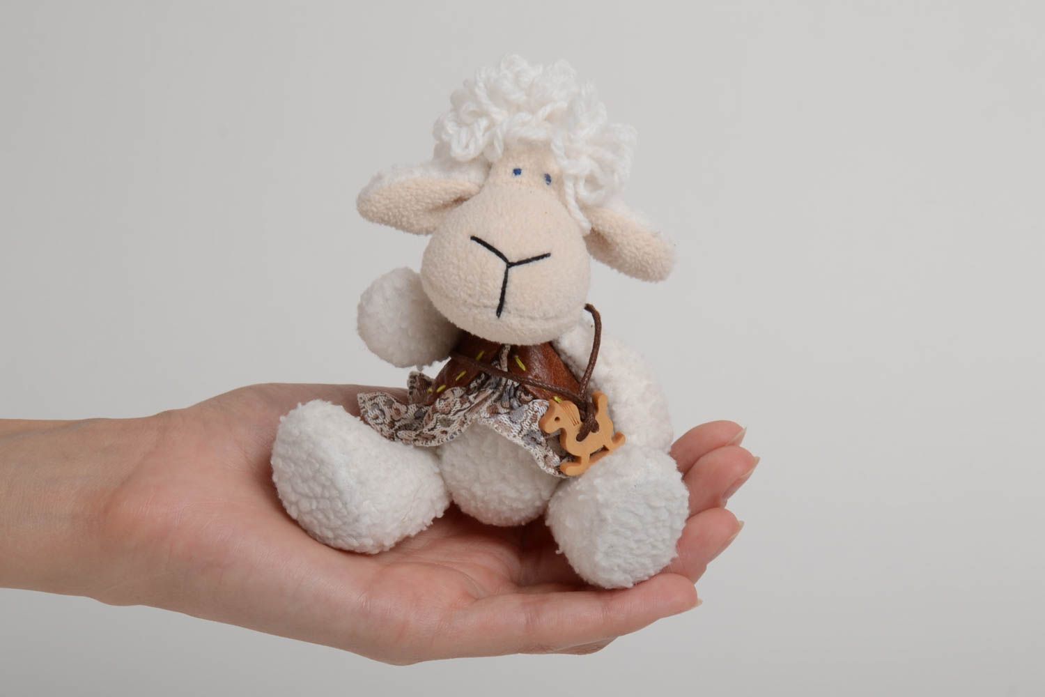 Дизайнерская мягкая игрушка ручной работы овечка из натуральных тканей фото 5