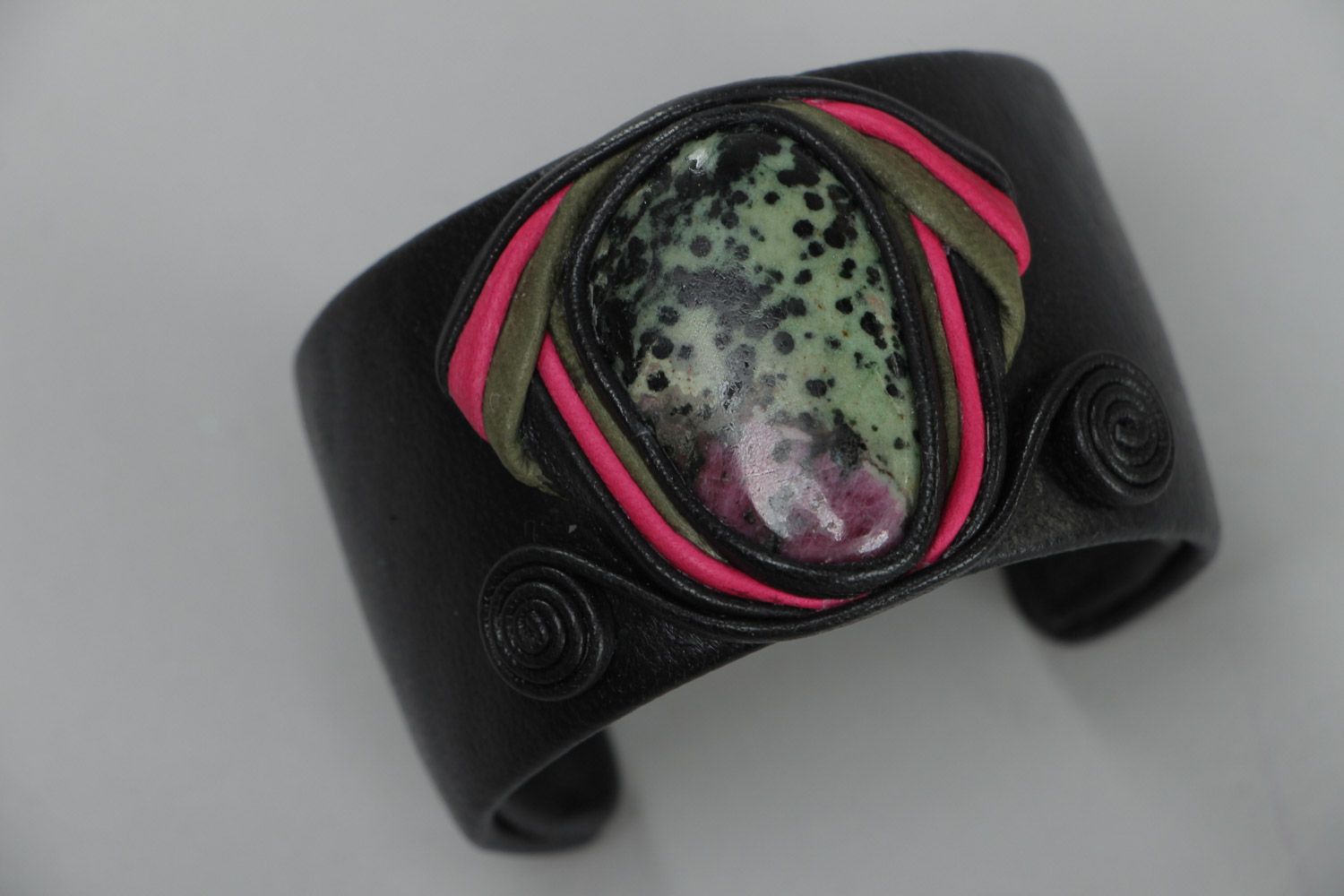 Широкий кожаный браслет с рубином с регулируемым размером ручной работы черный фото 2