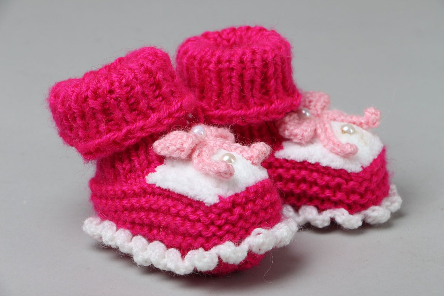 Knitted baby booties with bows photo 1