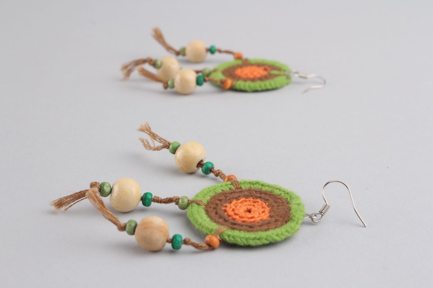 Brincos compridos de malha de fios feitos à mão e decorados com contas de madeira foto 3
