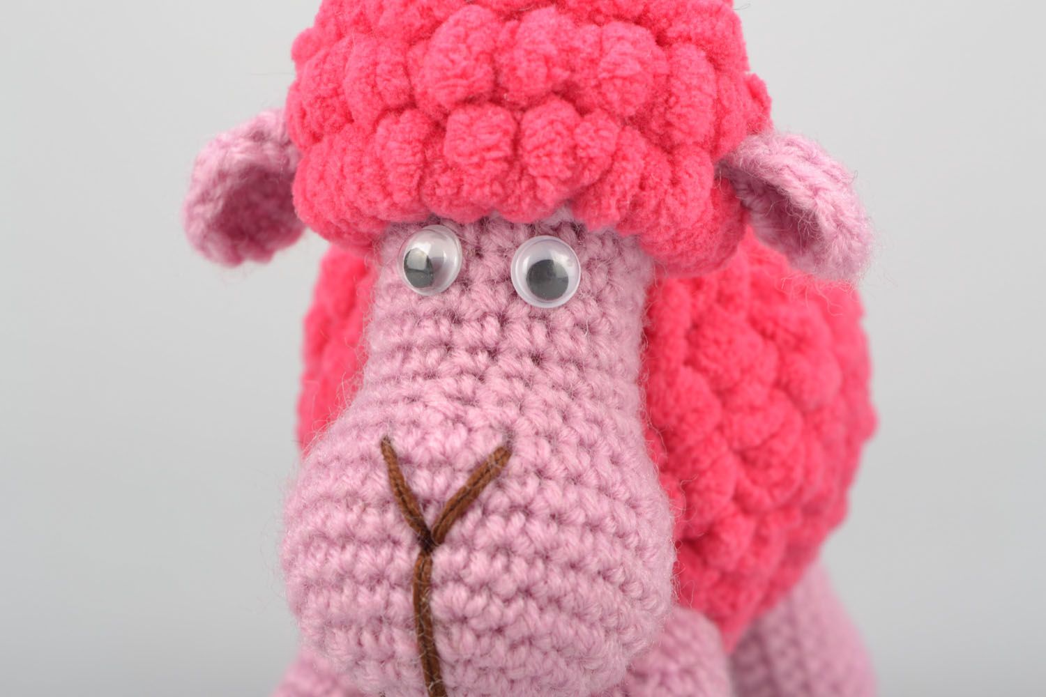 Doudou tricoté à la main Mouton rose  photo 3