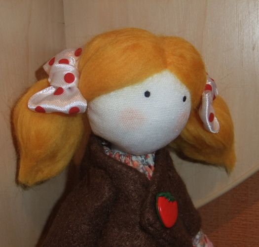 Belle poupée en tissu naturel Annie rousse décorative et pour enfant faite main photo 1