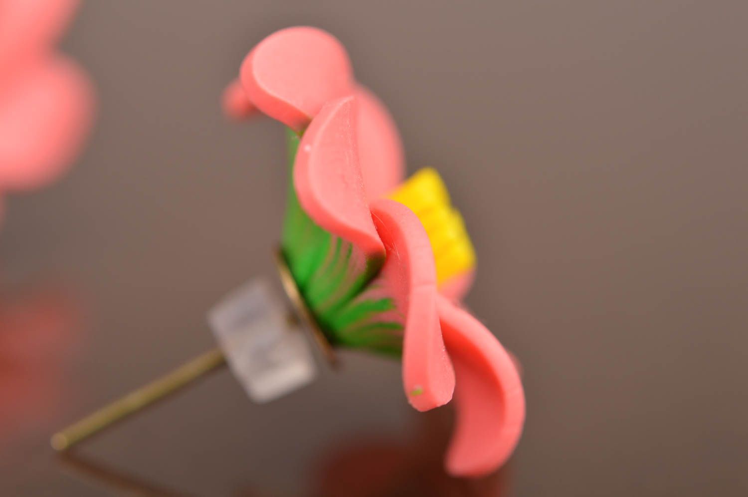 Boucles d'oreilles clous avec fleurs rose jaune en pâte polymère faites main photo 4