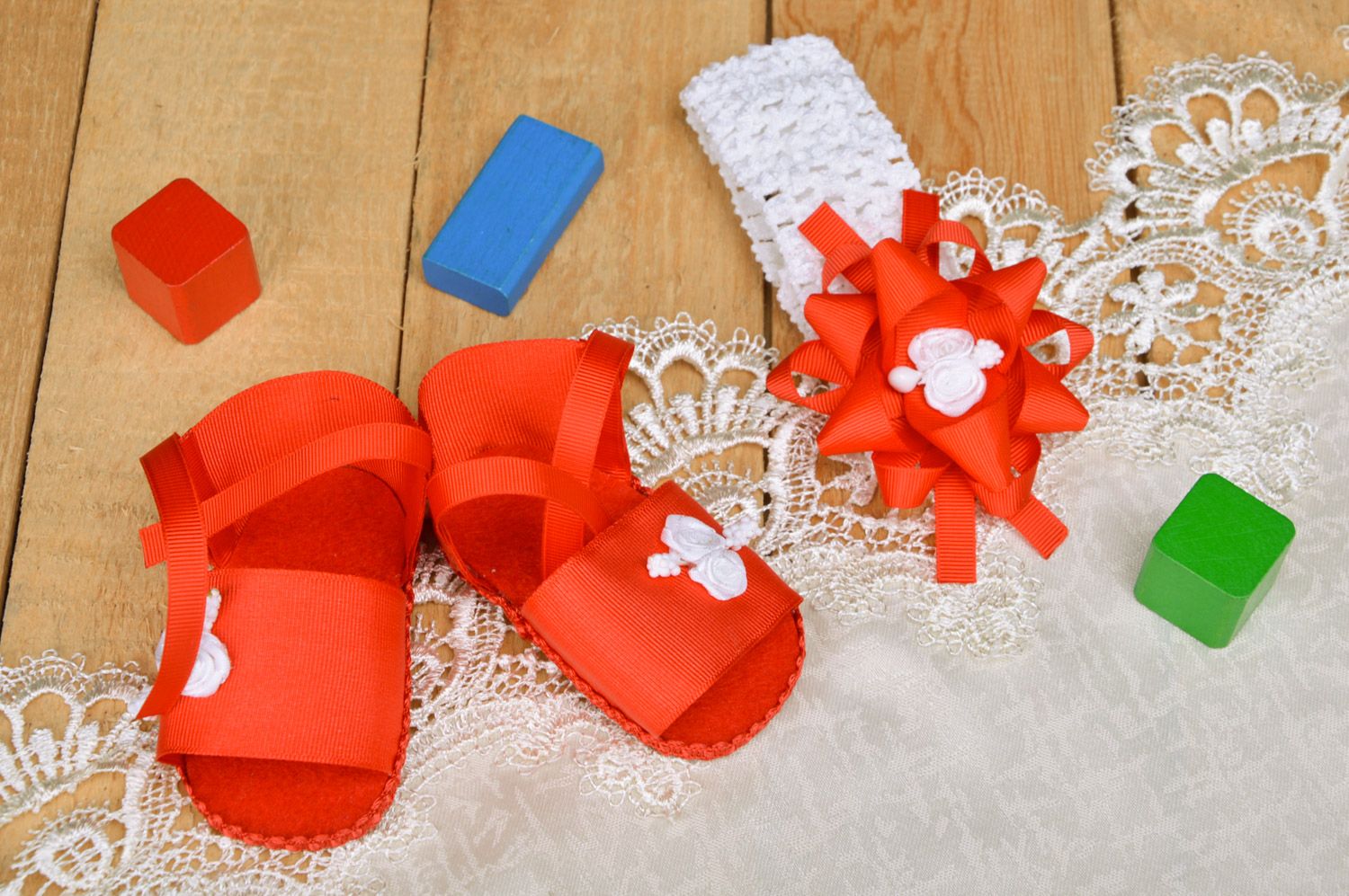 Sandales rouges et bandeau avec fleur rouge pour bébé faits main 2 pièces  photo 1