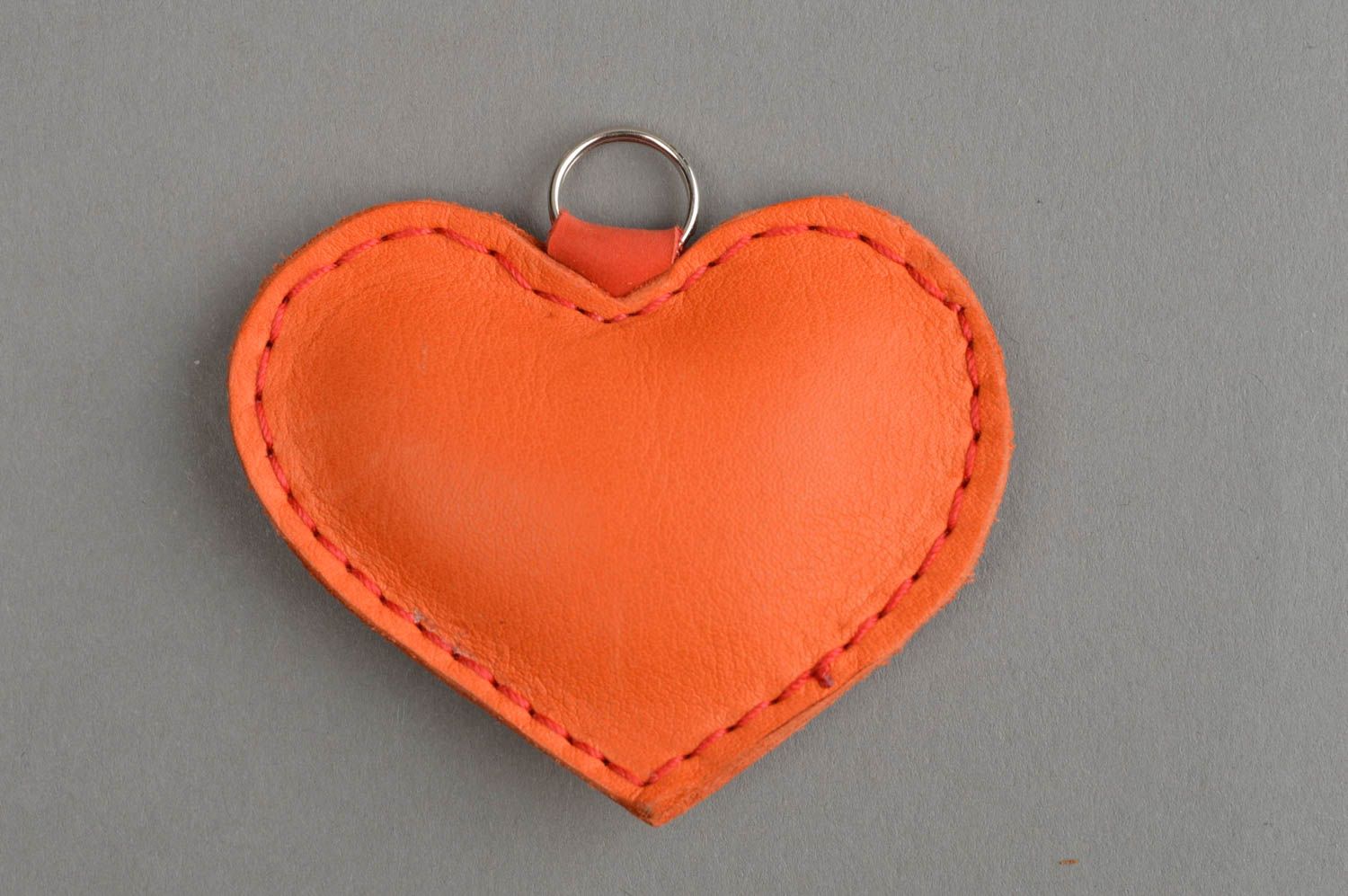 Оранжевый брелок ручной работы из натуральной кожи в виде сердца небольшой фото 2