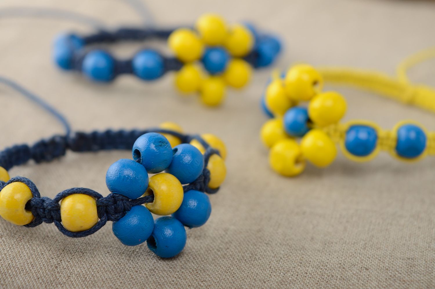 Bracelet en macramé avec perles en bois bleu et jaune fait main pour femme photo 5