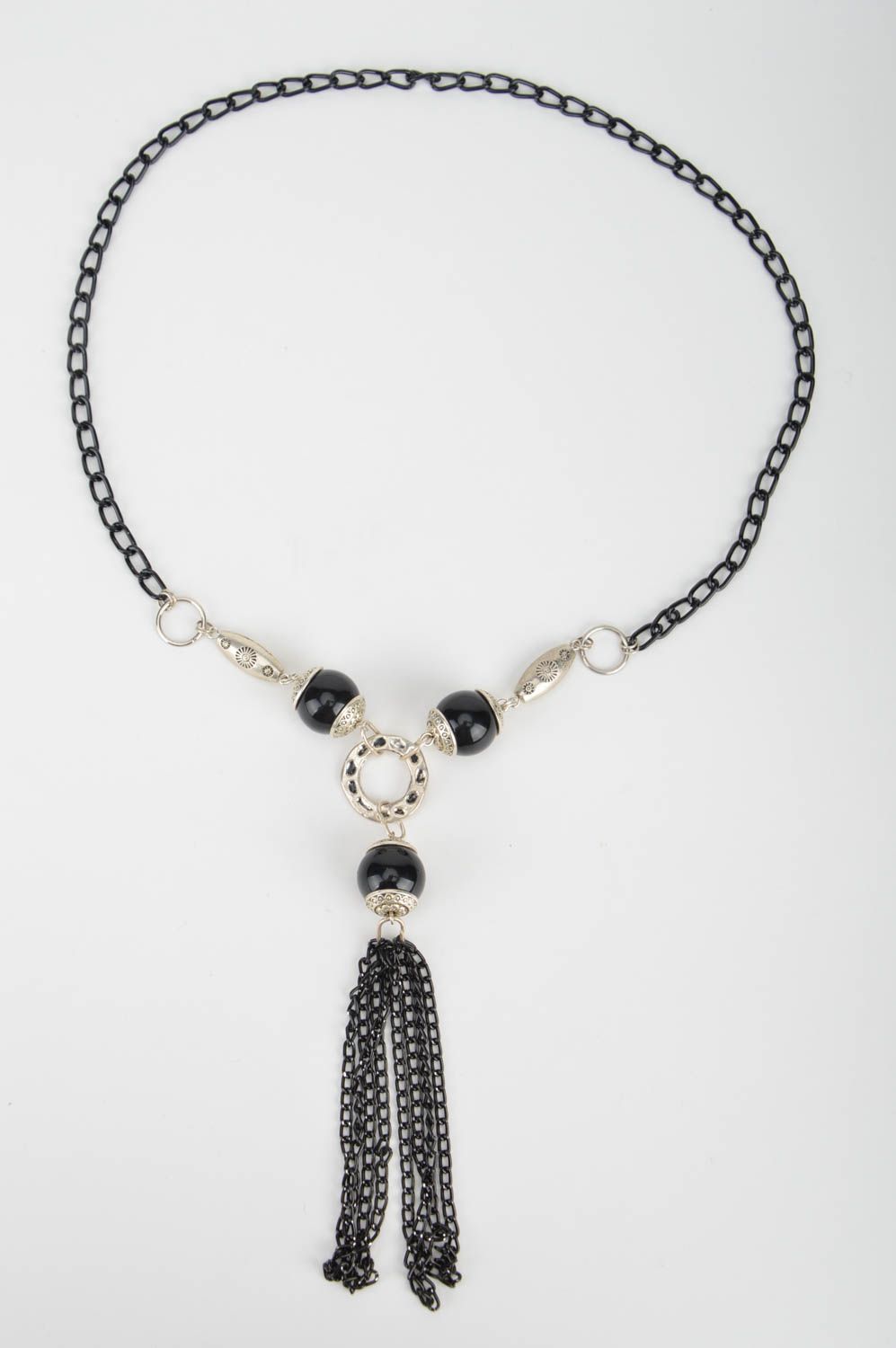 Collar artesanal de abalorios hecho a mano original de cuentas negras y cadena foto 2