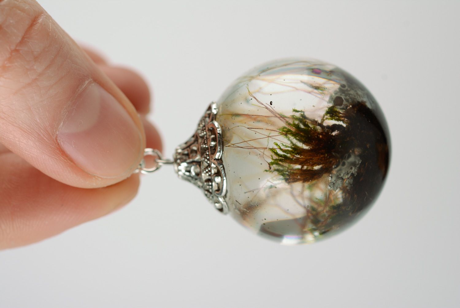 Круглый кулон из эпоксидки прозрачный с живыми растениями внутри фото 2