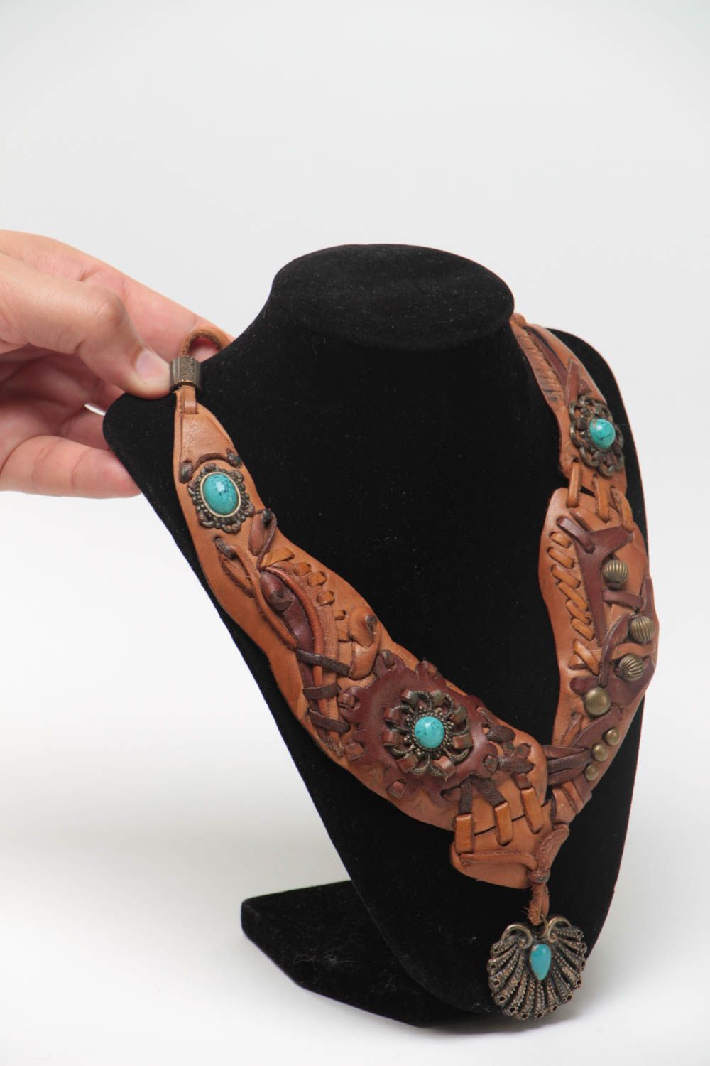 Светло коричневое ожерелье из кожи с натуральным камнем бирюзой ручной работы фото 5