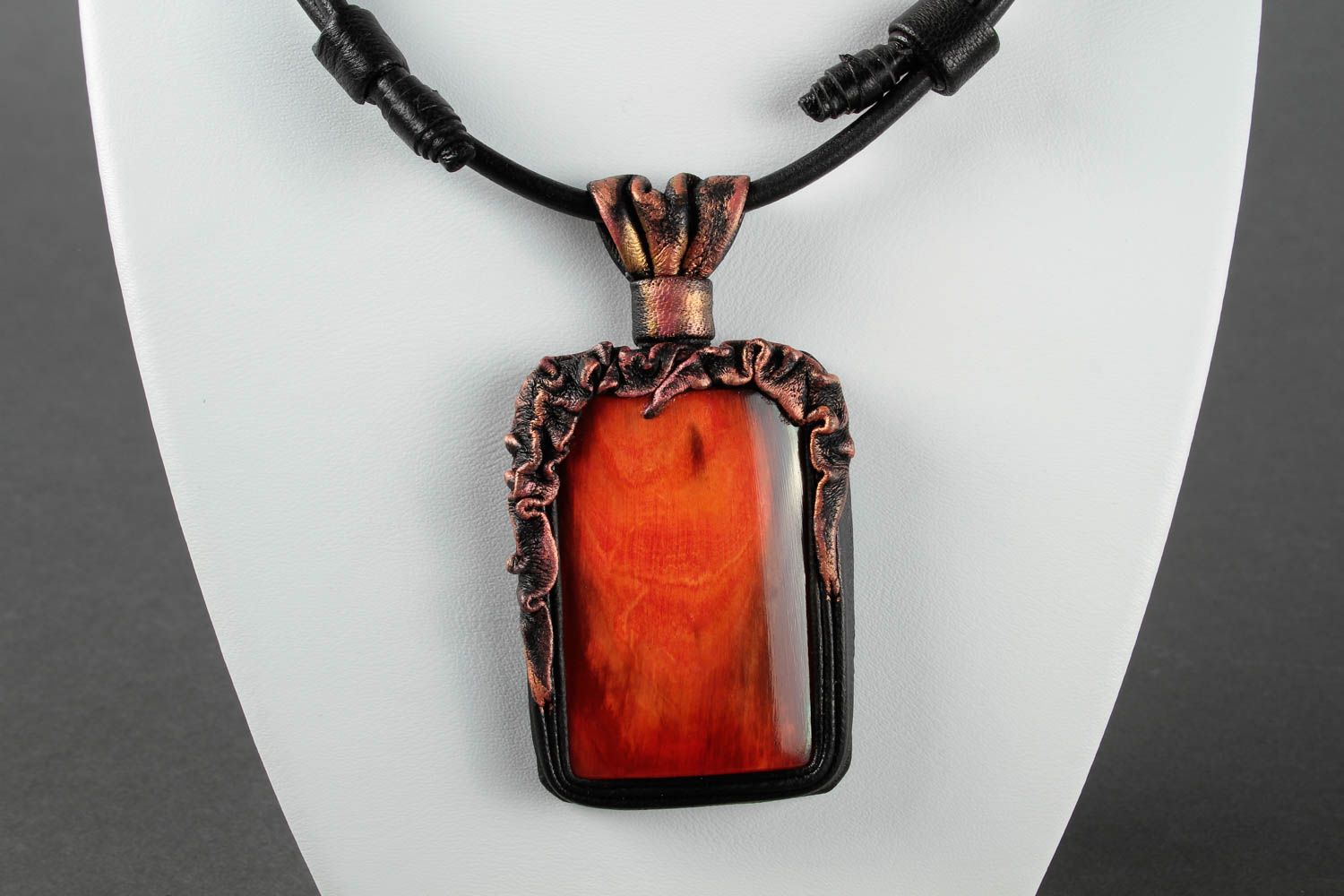 Pendentif en cuir design Bijoux fait main orange Idee cadeau femme originale  photo 2