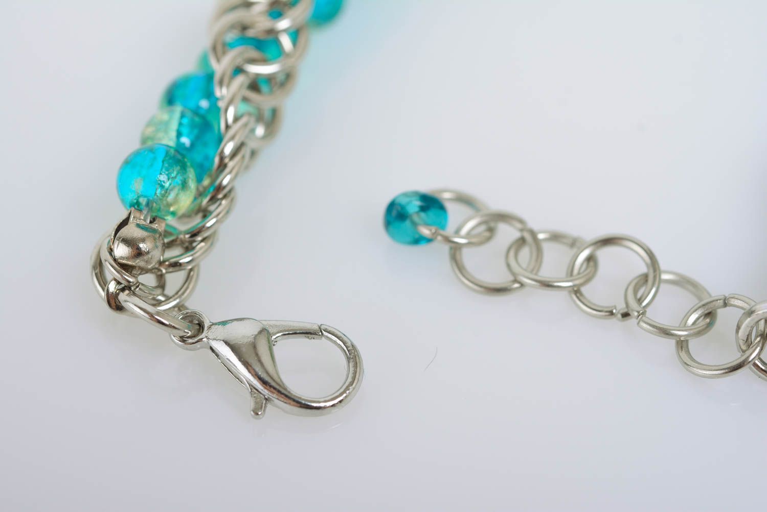 Bracelet avec perles de verre de couleur turquoise fait main tressage de mailles photo 5