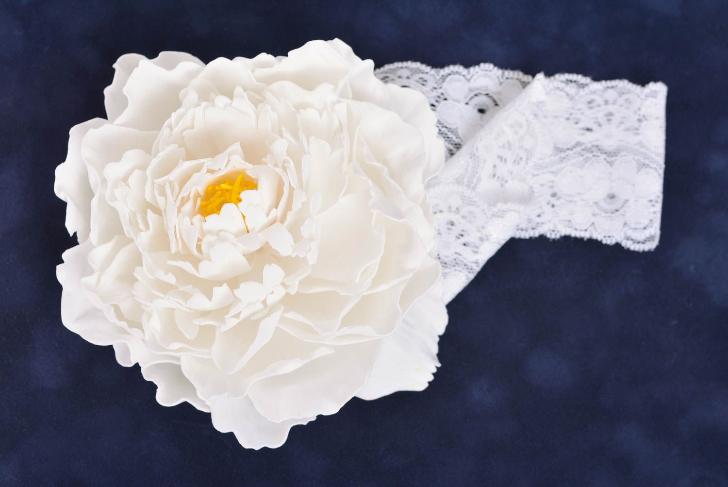 Handgemachtes weißes Spitzen Haarband mit Blume aus plastischem Wildleder  foto 1