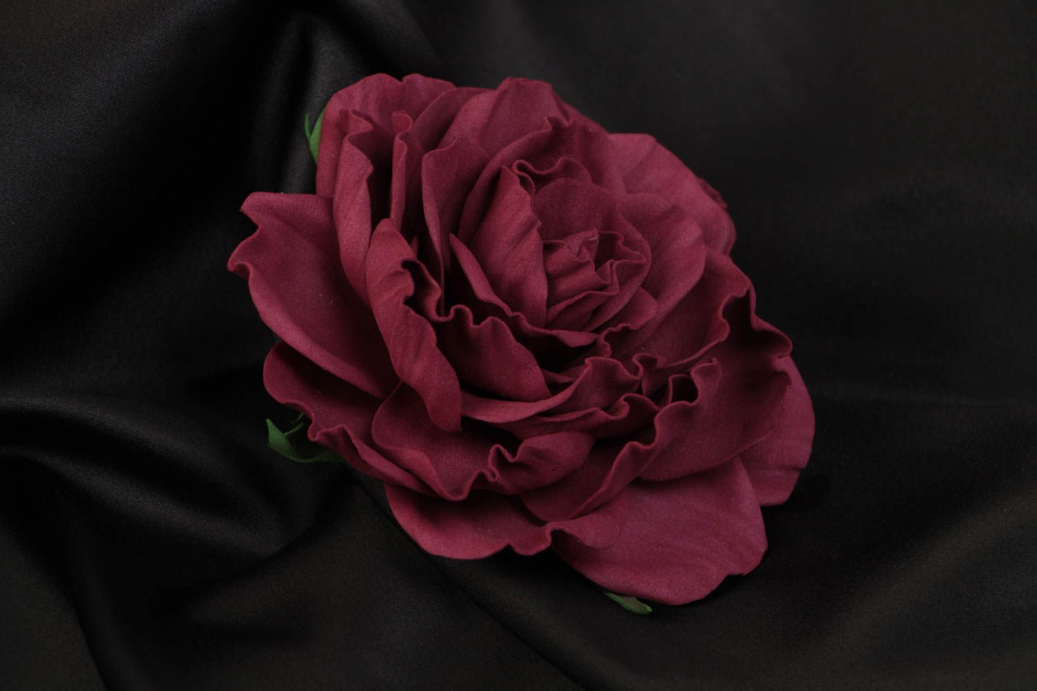 Брошь из фоамирана в виде пышной бордовой розы украшение ручной работы  фото 1
