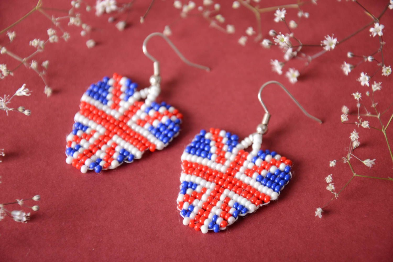 Boucles d'oreilles en perles de rocaille faites main coeurs Drapeau britannique photo 1