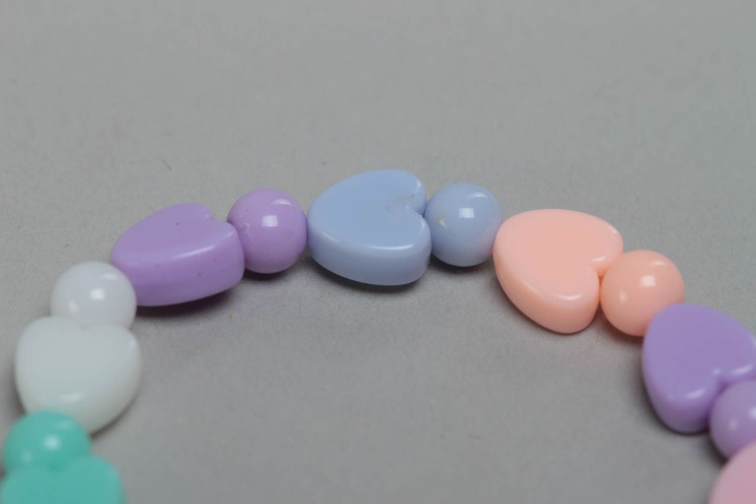 Pulsera artesanal de cuentas plásticas para niña de varios colores con corazones foto 4