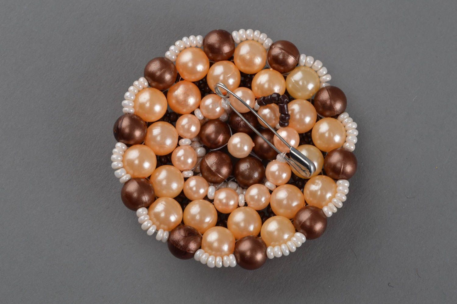 Broche ronde marron beige en perles de rocaille et perles d'imitation faite main photo 4