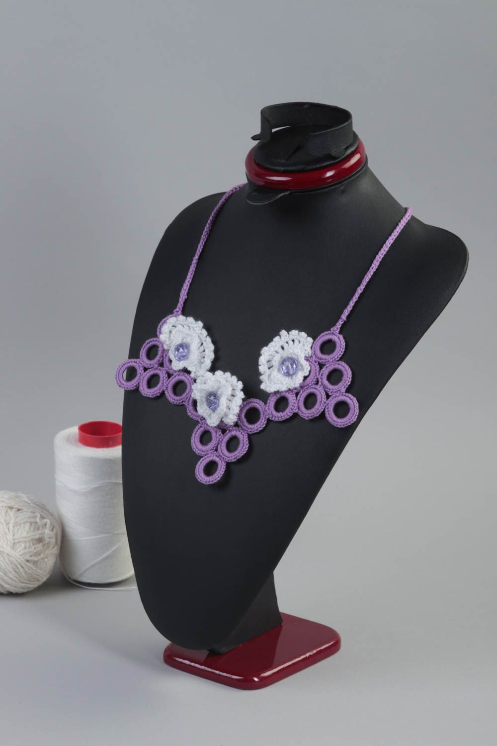 Collier textile fait main Bijou textile Accessoire femme original violet blanc photo 1