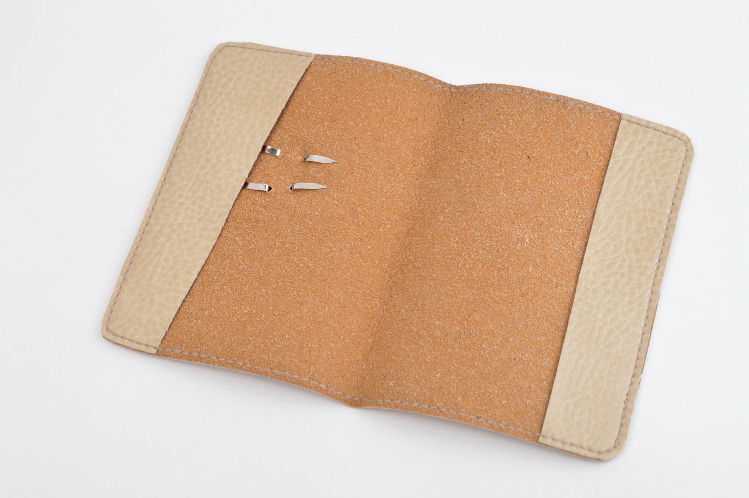 Porte passeport cuir fait main couleur beige Cadeau original design de créateur photo 4