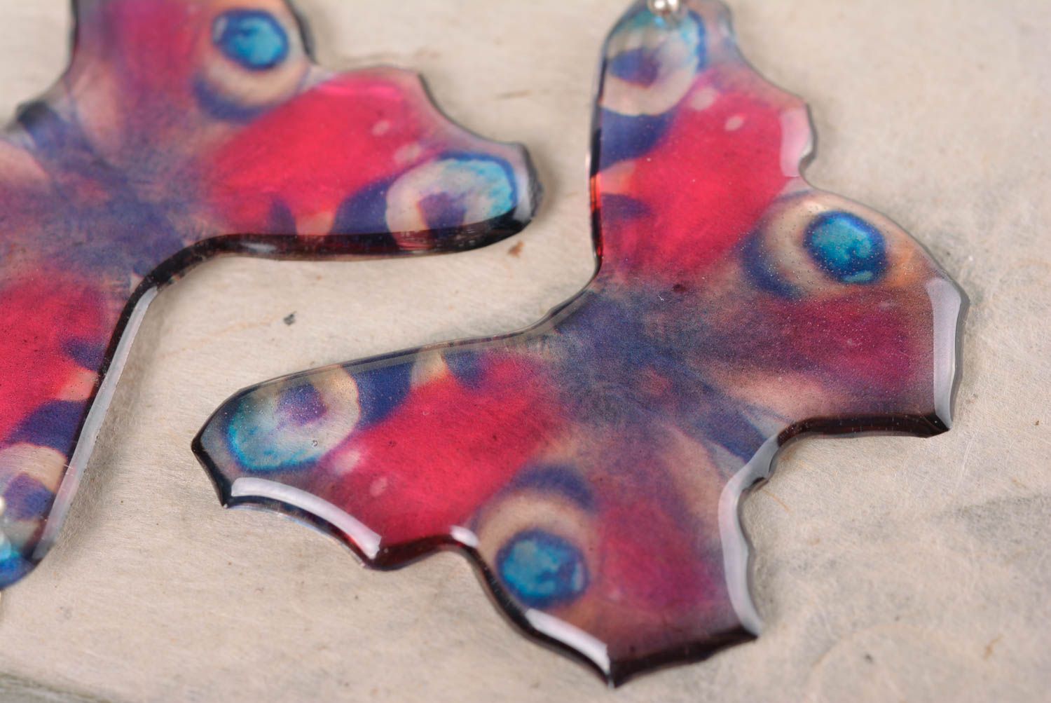 Bunte künstlerische Ohrringe Schmetterlinge schön ungewöhnlich aus Epoxidharz foto 3