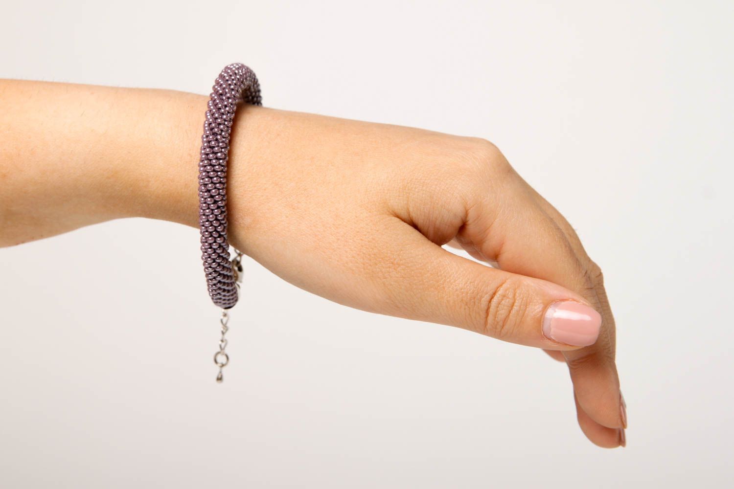 Украшение из бисера браслет ручной работы лиловый браслет на руку в виде жгута фото 2