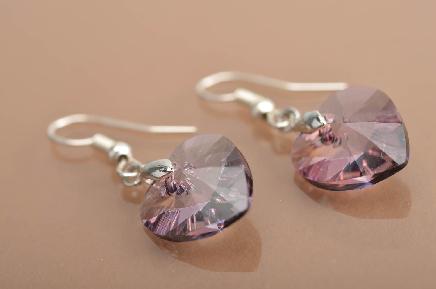 Lange lila handgemachte Herzen Ohrringe aus österreichischen Kristallen  foto 5