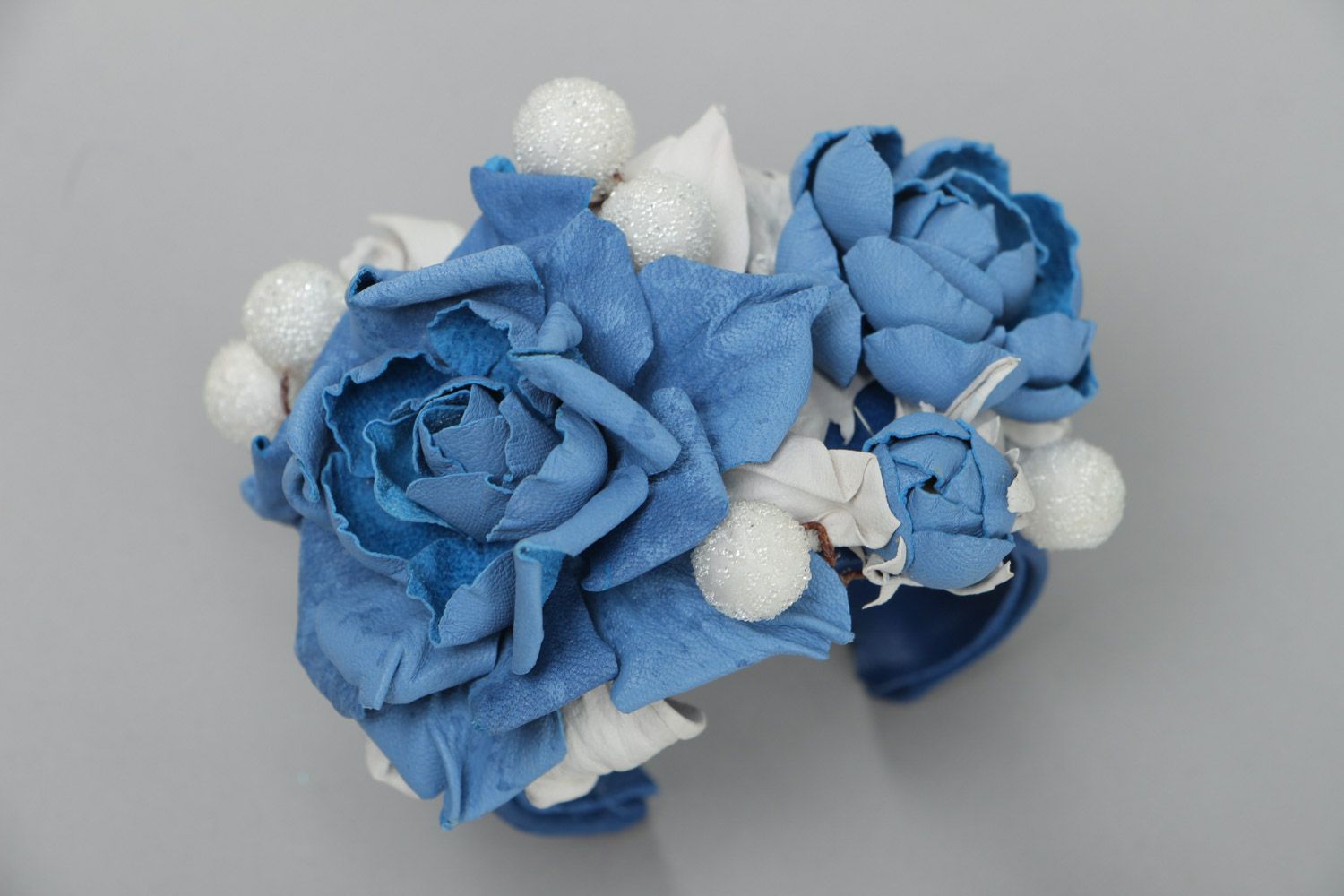 Bracelet large en cuir naturel avec fleurs fait main bleu taille réglable photo 2