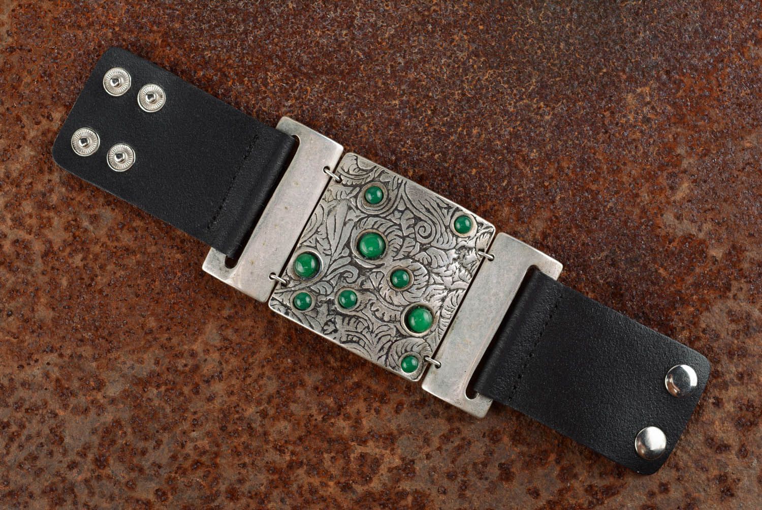 Breites Armband aus Leder, Metall und Chrysopras Grüne Mehlbeeren foto 1