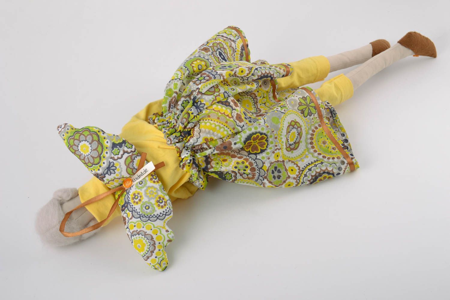 Petite poupée en tissu faite main fée en pull jaune originale pour décor photo 4