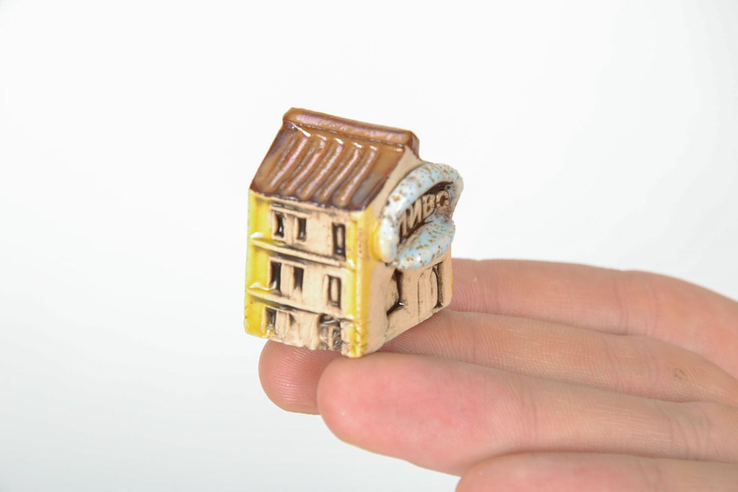 Figura original de arcilla en forma de casa foto 2