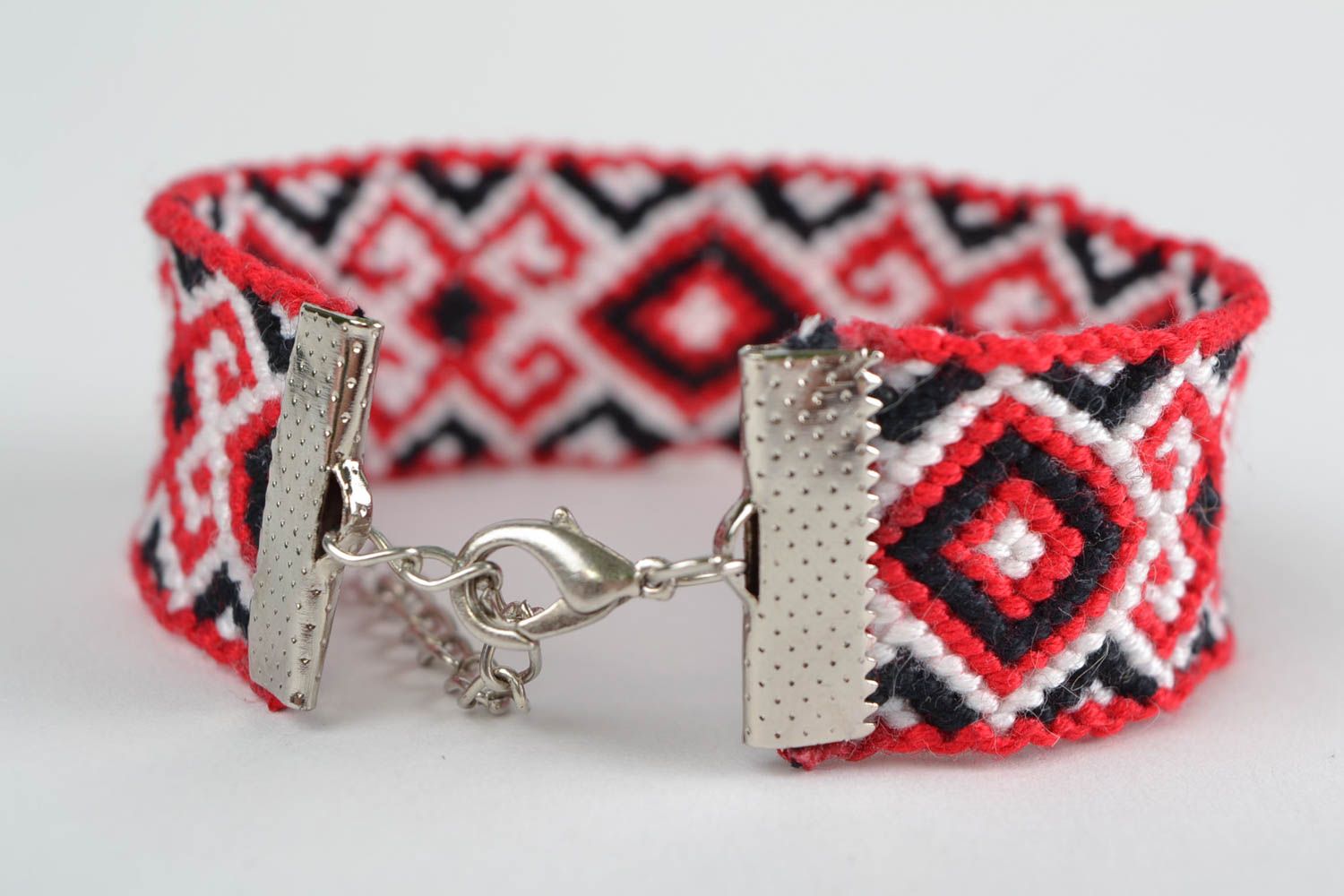 Bracelet en macramé de fils moulinés fait main style ethnique noir rouge blanc photo 4