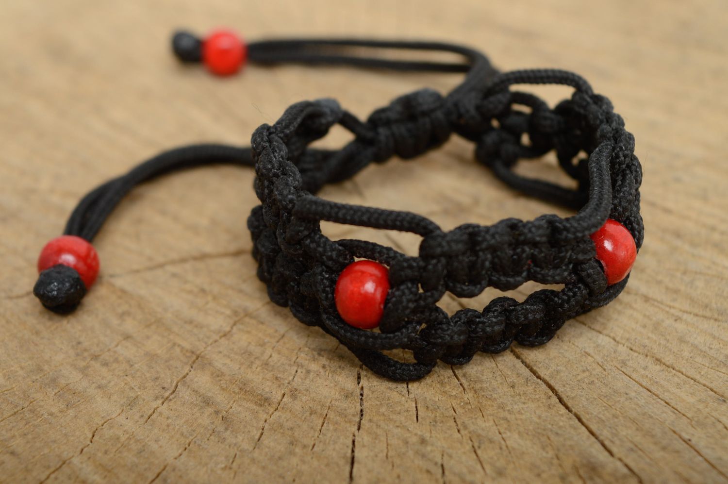 Bracelet en perles de bois et lacet ciré en macramé fait main noir pour femme photo 1