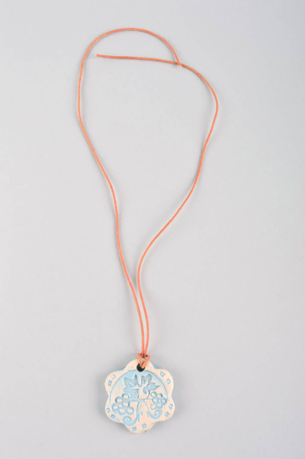 Керамическое украшение кулон ручной работы кулон подвеска в виде цветка с узором фото 3