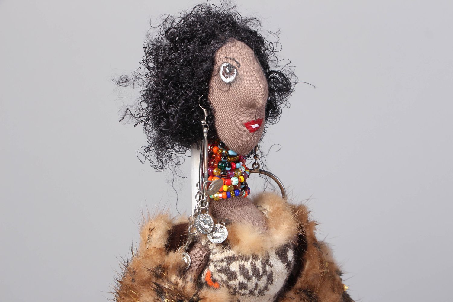 Авторская кукла на подставке Дама в мехах фото 2