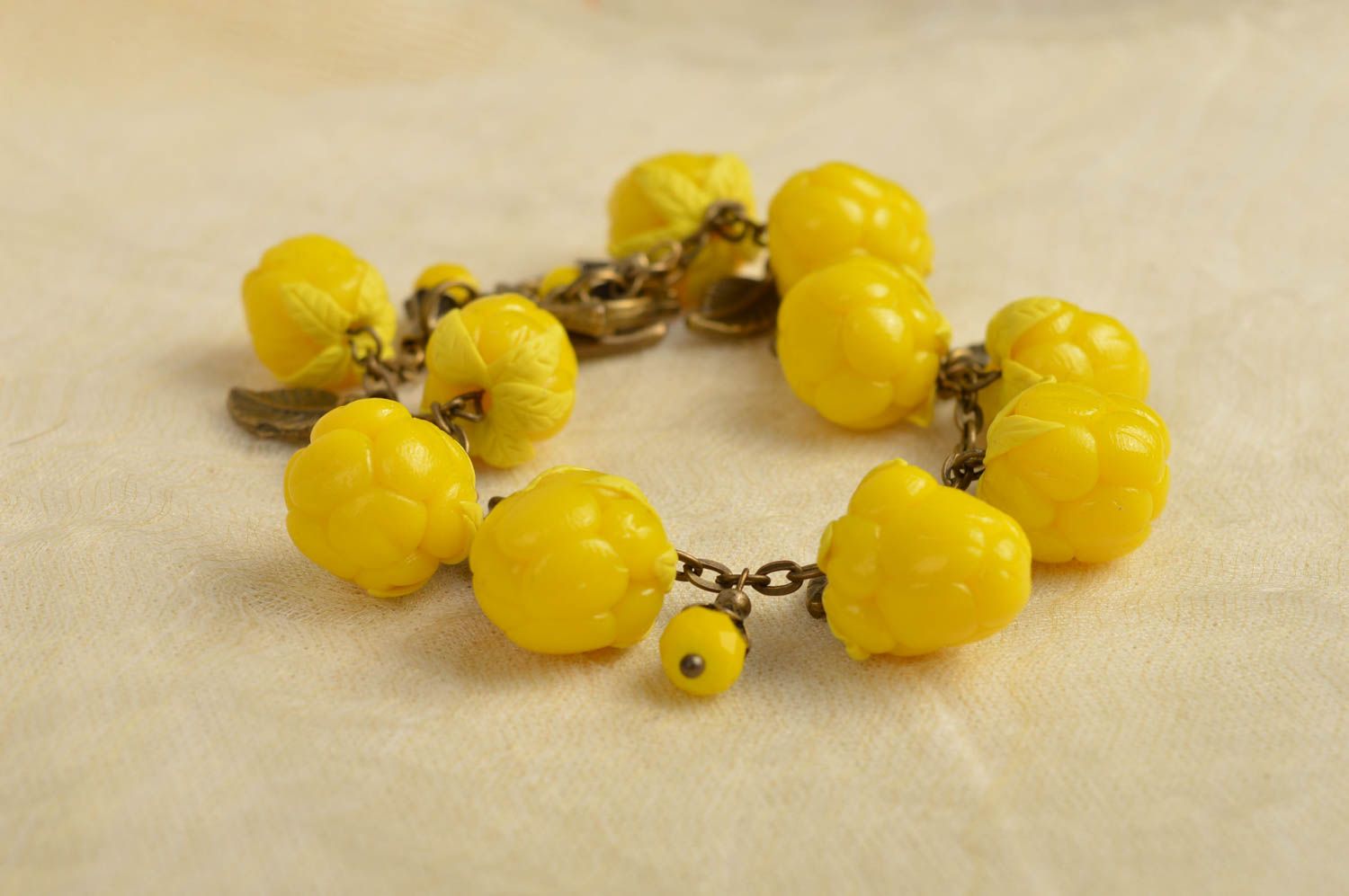 Bracelet pate polymere Bijou fait main jaune avec chaîne Accessoire femme photo 2