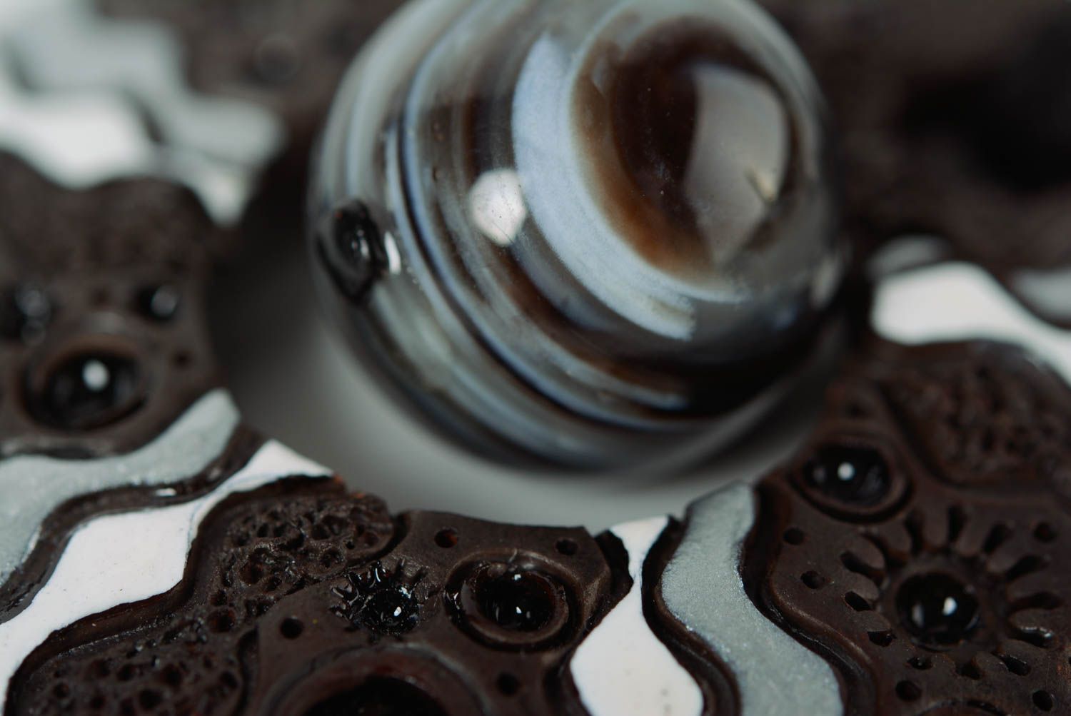 Подвеска из глины необычная круглая со шнурком с бусинами серая ручной работы фото 4