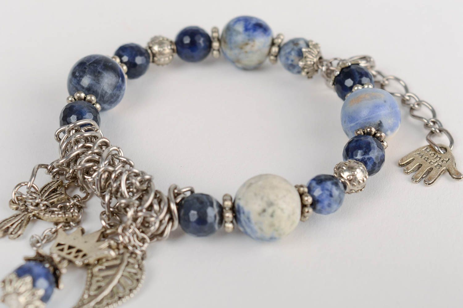 Bracelet en pierres naturelles mince bleu avec breloques fait main original photo 3
