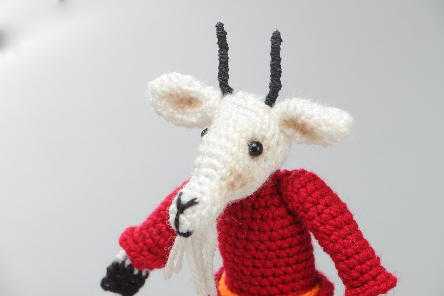 Poupée tricotée en acrylique au crochet faite main originale pour enfant Bouc photo 3